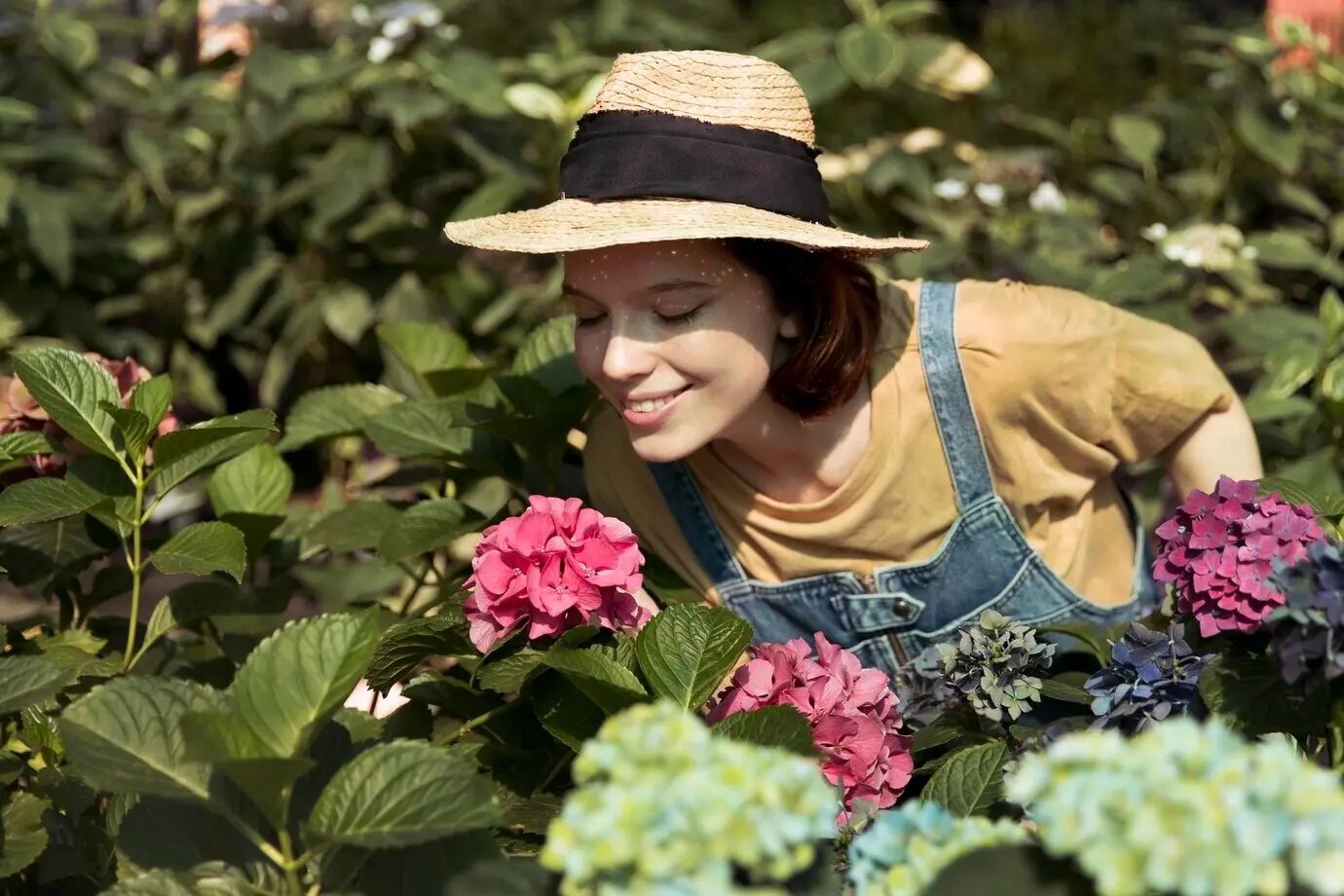 Eine Landwirtin arbeitet allein in ihrem Gewächshaus.